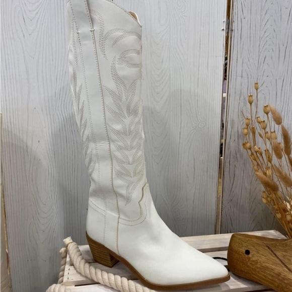 BRAND NEW- white Beth Cowgirl boots - Picture 2 of 2